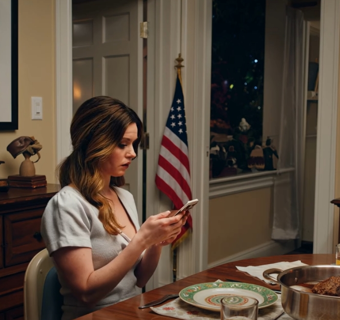 Under en familjemiddag tog min syster med min femåriga dotter till affären för att köpa en födelsedagspresent till henne, när hon kom tillbaka ensam frågade jag var min dotter var och hon hånlog: “åh förlåt, jag måste ha glömt henne i affären,” min mamma stödde henne: “oroa dig inte, du hittar henne där så småningom,” syster skrattade: “kanske lär hon sig att inte stjäla min dotters uppmärksamhet,” det visade sig att de inte ville att min dotter skulle få mer uppmärksamhet än hennes födelsedag, så de övergav henne medvetet, jag ringde ett samtal som ledde dem till ruiner…