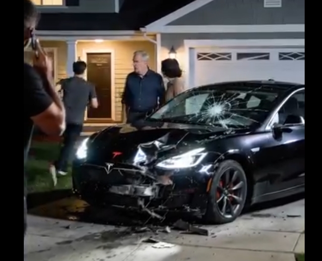 Min yngre bror kraschade min helt nya Tesla Model S Plaid.