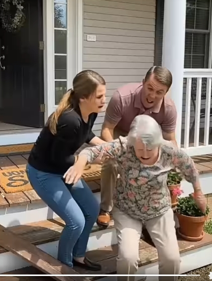 Jag hade aldrig kunnat föreställa mig den dagen min egen dotter skulle dra mig i håret och kasta ut mig som skräp. Jag kom en lugn söndag för att lämna papper i tron ​​att jag fortfarande var hennes mamma. Istället skickade min svärsons knytnäve mig i golvet medan grannarna tittade på i tystnad. ”Gå”, väste min dotter i mitt öra, hennes röst kallare än en främlings. ”Det är tre miljoner. Du får inte ett öre.” När dörren smällde igen bakom mig och blod fyllde min mun trodde de att rädsla skulle hålla mig tyst. De lade inte märke till kvinnan tvärs över gatan som ringde 112. Och de hade ingen aning om vad polisen skulle avslöja när de väl ställt den enda frågan som ingen förälder någonsin förväntar sig att höra.