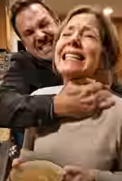 Mina fingrar borrade sig in i hans handled, men hans grepp hårdnade bara. Jag kände en känsla av panik och järn när han vrålade: ”Lyd mig, din värdelösa gamla kvinna! Gå och laga min middag – NU!” Bakom honom fnissade min svärdotter som om det vore en show. Jag stirrade in i min sons ögon och insåg att pojken jag uppfostrat var borta – ersatt av något grymt. Jag slutade kämpa. Jag log. ”Okej”, viskade jag, ”jag lagar mat.” För ikväll lagade jag inte middag. Jag dukade åt en läxa han skulle minnas resten av sitt liv. – life magazine