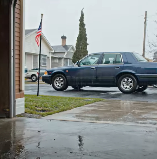 När min dotter kom hem efter 13 år med ett “förlamat” barnbarn och en resväska, trodde jag att Gud gav mig en andra chans – tills jag vaknade upp på garagegolvet med bilen igång och såg samma pojke stå över mig och be mig att lyssna innan det var för sent.