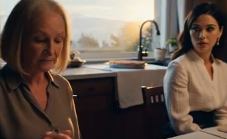 ”Hur känns det att vara värdelös, mamma?” hånade min son inför alla. Jag log och sa: ”Ganska mäktig – eftersom jag precis slutade betala av ditt bolån.” Hans fru frös till. ”BOLÅN!?” – Nyheter