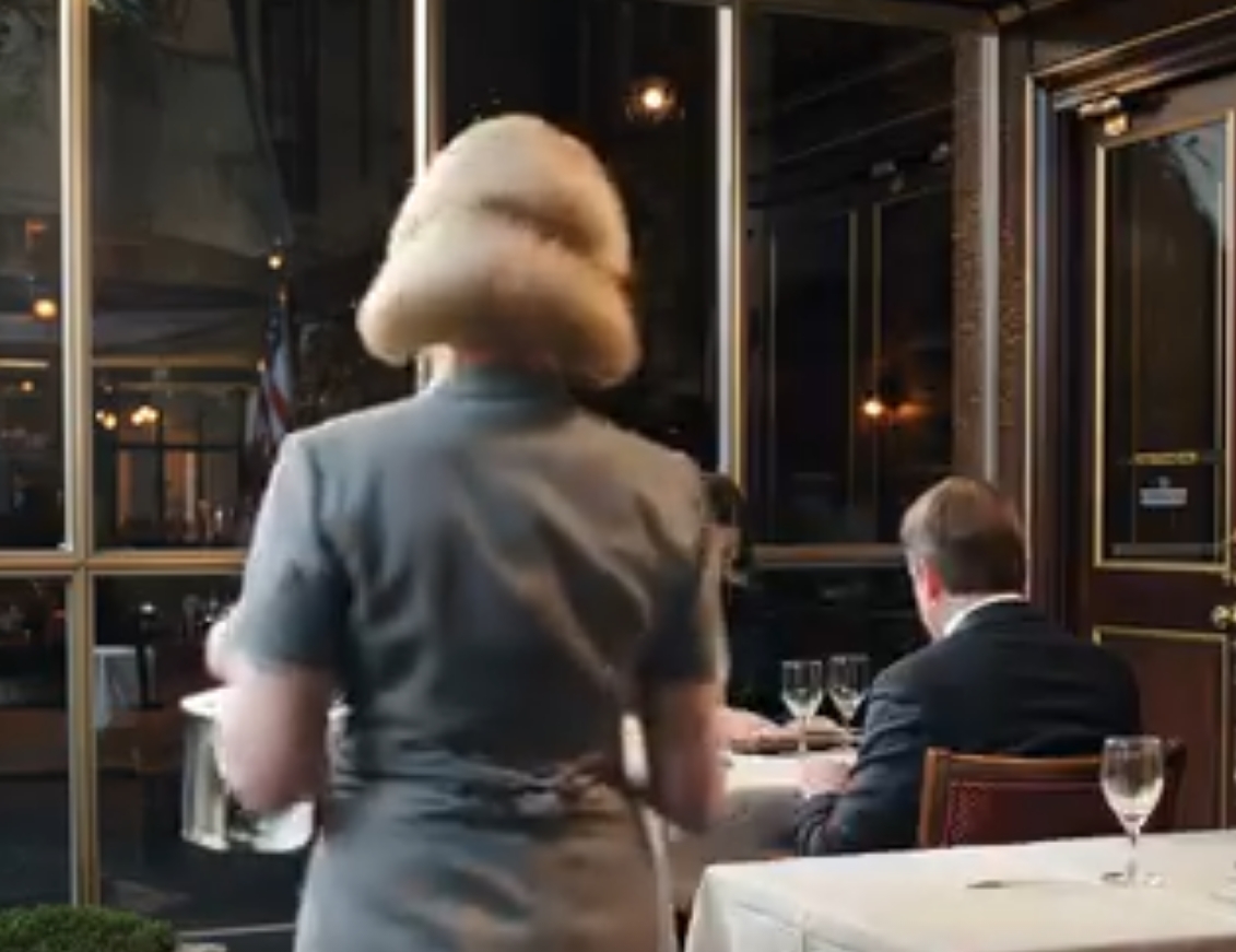 Min svärdotter öppnade en ny, glänsande restaurang – hon bjöd mig aldrig in. Hon sa till och med att jag var “för gammal för att förstå” hur det fungerar. Så jag gjorde något jag aldrig kunnat föreställa mig att jag skulle göra: Jag blev anställd där som servitris … under ett annat namn. – Nyheter