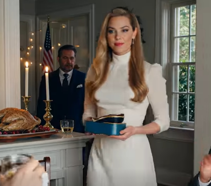 På Thanksgiving-middagen ställde sig pappa upp framför alla och skrek att han var klar med att låtsas att jag var hans dotter, och trots att mina händer darrade log jag, reste mig upp, sa: ”Om du ska vara ärlig ikväll”, gick till garderoben i hallen, drog fram ett gammalt litet föremål – och såg sitt leende försvinna när jag visade det. – Nyheter