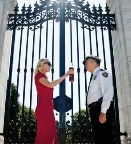 Hon anlände till sin fästmös miljardärsvilla och förödmjukade en stackars gammal grindvakt – utan att veta att han var ägaren medan hon såg hennes slutgiltiga test misslyckas