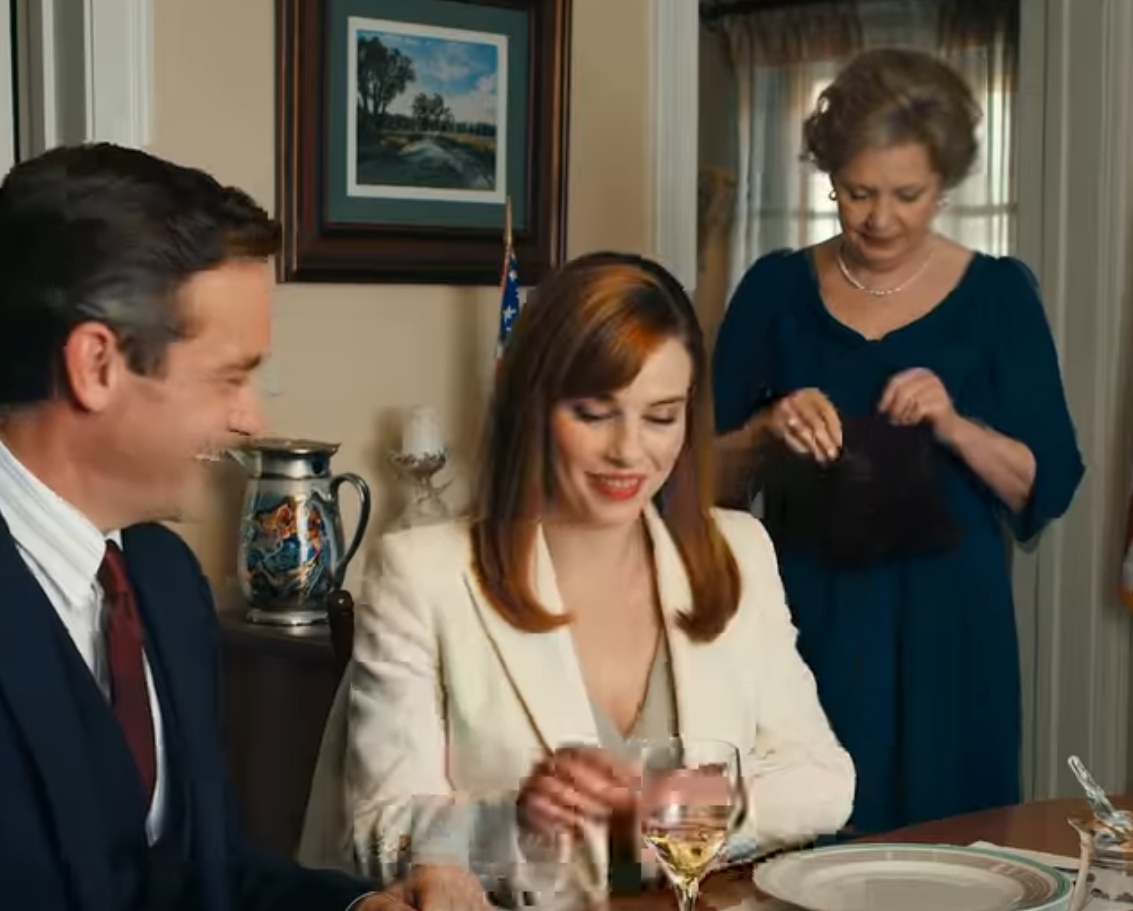 På min 30-årsfest lyfte pappa sitt vinglas och skämtade: ”Hon kommer aldrig ha råd med ett hus – hon har knappt råd med lunch”, och 40 gäster skrattade medan min pojkvän kramade min hand och jag log som om det inte gjorde ont.