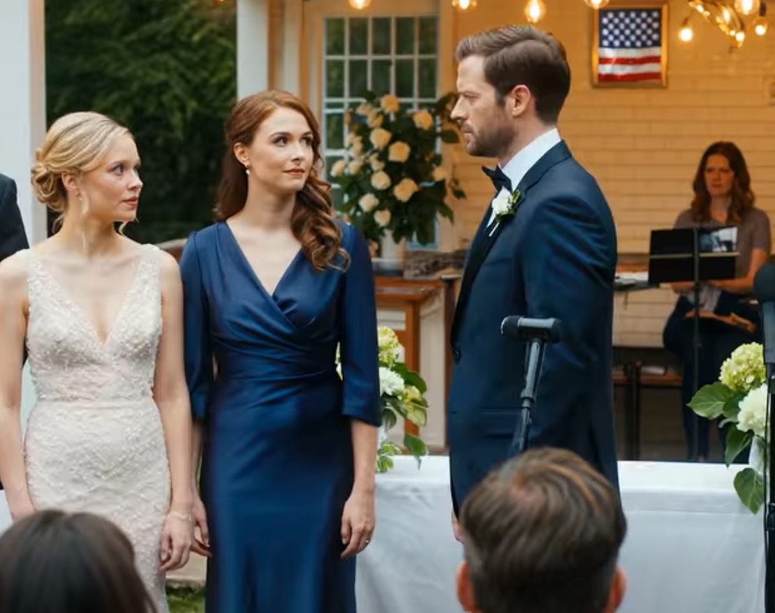 Mina föräldrar sa åt mig att ”vara självständig” medan de sköt en studieavgift på 120 000 dollar till min lillasyster över samma middagsbord, så jag bråkade inte, jag bad inte – jag gick ut, byggde upp ett liv de aldrig finansierade, och nio år senare, på hennes bröllop, svepte min mamma över folkmassan och viskade: ”Varför känns det som att något saknas?” precis innan brudgummen blev blek, tog mikrofonen och ropade en mening som fick 200 gäster att stelna till.