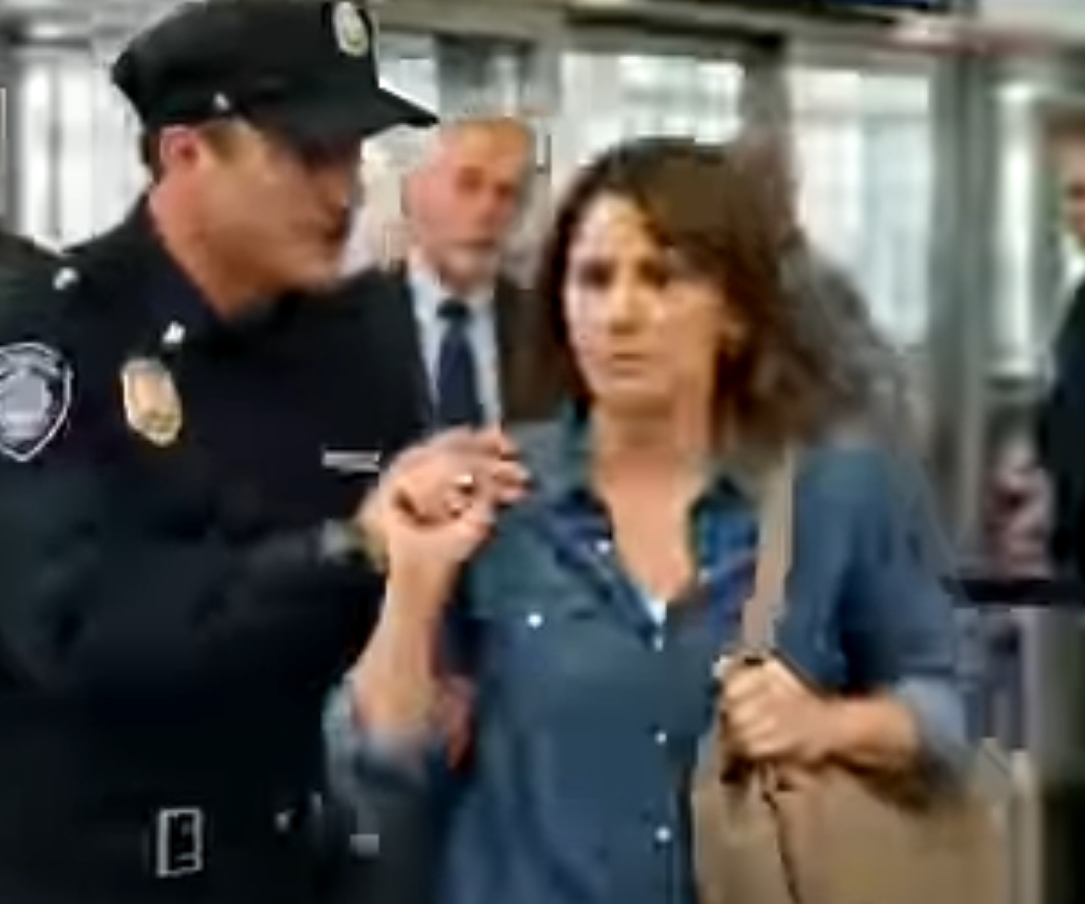 Den dagen en säkerhetsvakt viskade “låtsas att jag arresterar dig” och hela mitt liv exploderade på en amerikansk flygplats