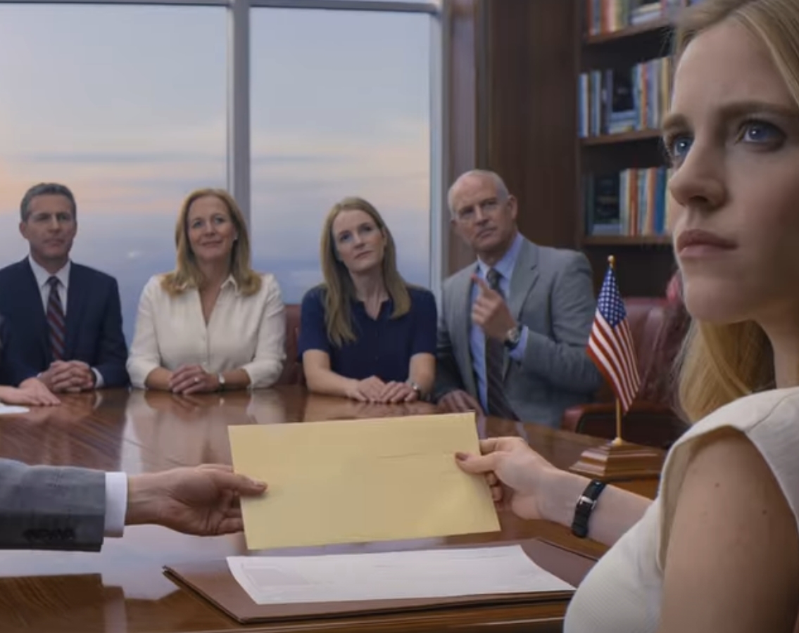 Vid testamentsuppläsningen strålade mina föräldrar när de räckte Vanessa en check på 10 miljoner dollar, och vände sig sedan mot mig och sa: “Gå och tjäna din egen.” Jag hade inte ens svalt klumpen i halsen när advokaten drog fram ett förseglat kuvert med farfars handstil – mamma blev blek, pappa knöt näven, min syster höll andan – och en mening inuti fick hela vår “familjeshow” att börja rasa… – Nyheter