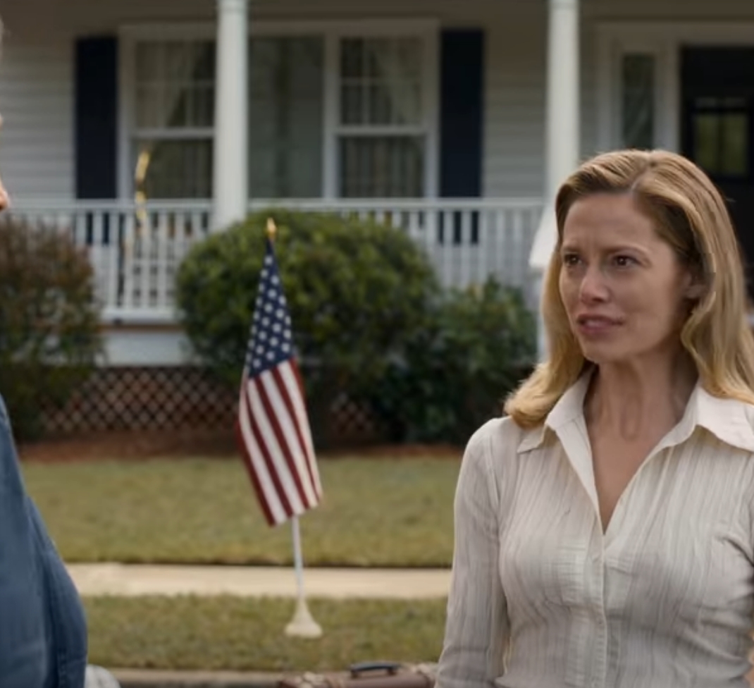 Efter sju år av att leva på mina pengar och mitt hus vinner min svärdotter och son på lotteriet på 85 miljoner dollar. Samma dag kastade hon ut mina saker genom fönstret och skrek: “Vi behöver inte välgörenhet längre – gå och dö på ett äldreboende!” Jag log: “Läste du namnet på biljetten?”