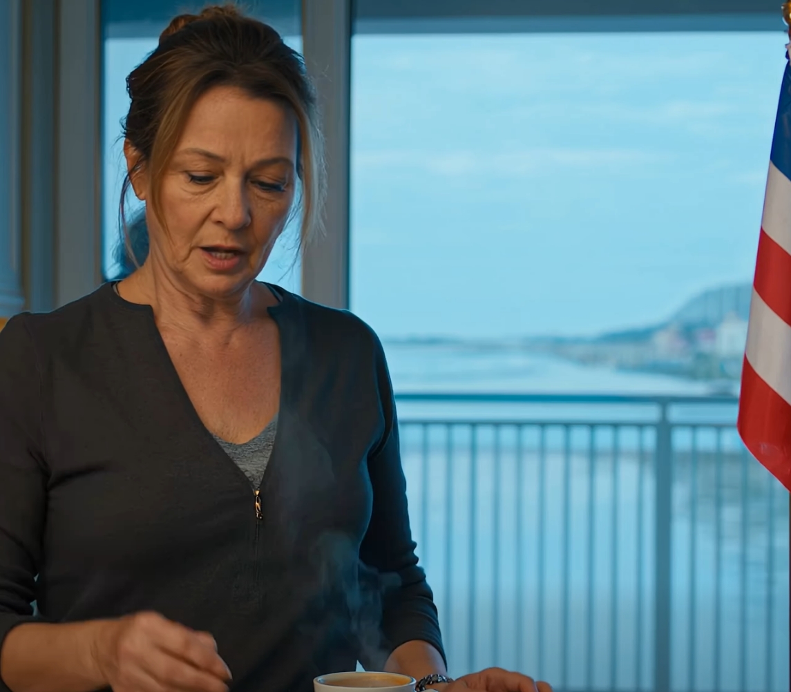 Min dotter dök oväntat upp vid mitt semesterhus med sin nya man och sa att de ville stanna “bara några dagar.” Den kvällen sa hon till mig: “Jag vill ha frukosten klar senast klockan 5 imorgon. Min man vaknar tidigt och gillar allt på sitt sätt.