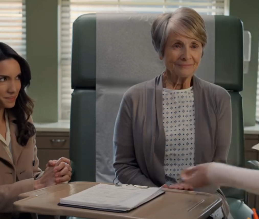 När läkaren frågade om blåmärkena på min arm lutade sig min dotter fram och sa: “Hon är klumpig. Hon ramlar ofta,” som om det var en replik vi övat på under bilresan. – Nyheter