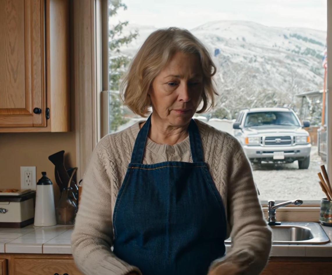 Tisdag morgon rusade min svärdotter ut och lämnade sin telefon på mitt köksbord. Ett meddelande dök upp, och jag frös till—för profilbilden såg exakt ut som min man, Harold, som varit borta i fyra år. “Ikväll, på vår vanliga plats. Jag saknar dig.” – Nyheter
