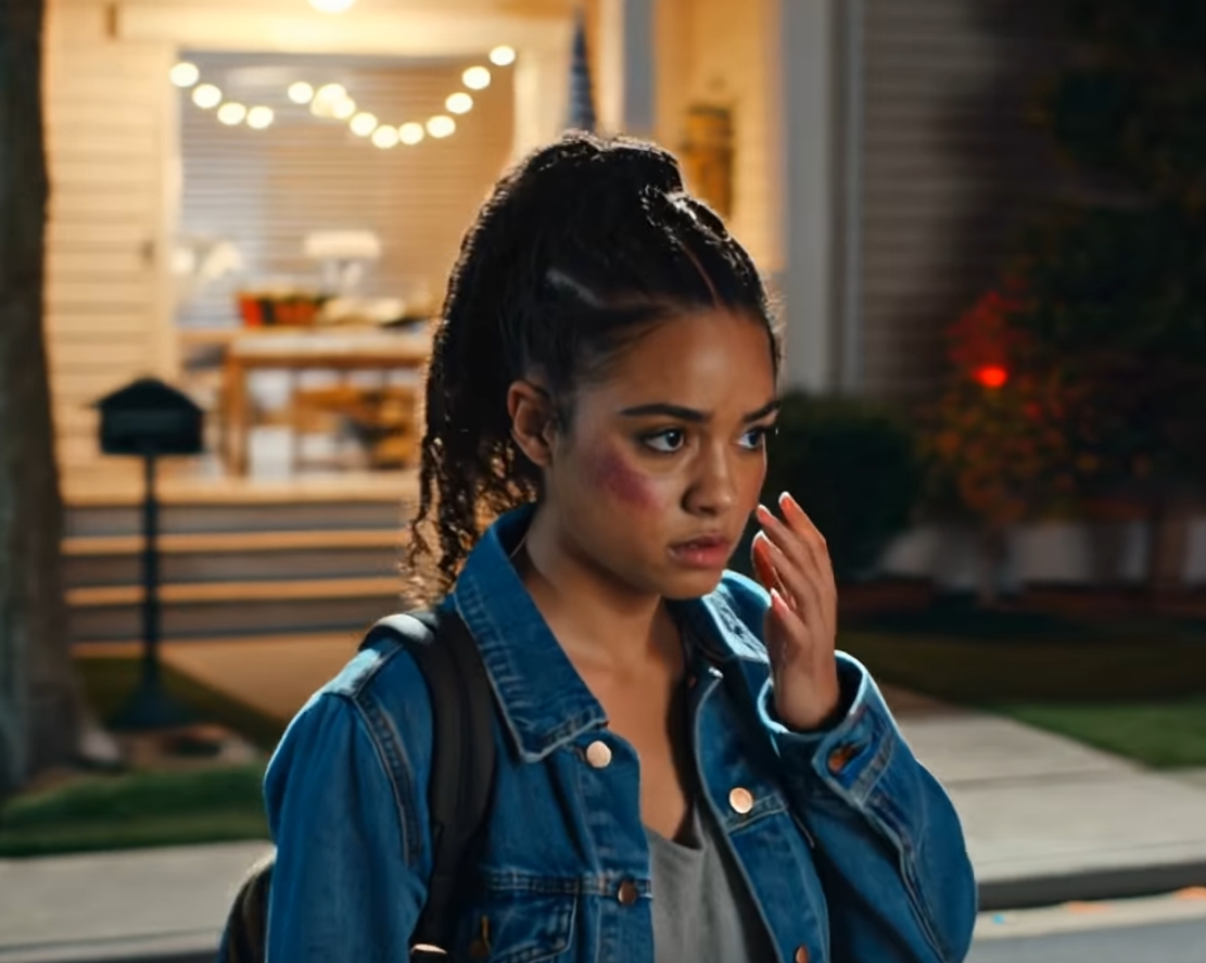 Min pappa slog mig på sin födelsedag – och vid midnatt tittade en främling i en svart SUV på min blåslagna kind som om det vore ett kvitto, och kallade mig ett namn jag aldrig fått använda. Trettio gäster höll champagneglas under ljusslingor på bakgården, och min fars röst skar genom skrattet: “Vad för värdelöst skräp gav du mig?” Jag blinkade en gång, smakade metall och insåg att den verkliga gåvan var att äntligen se honom klart. – Nyheter