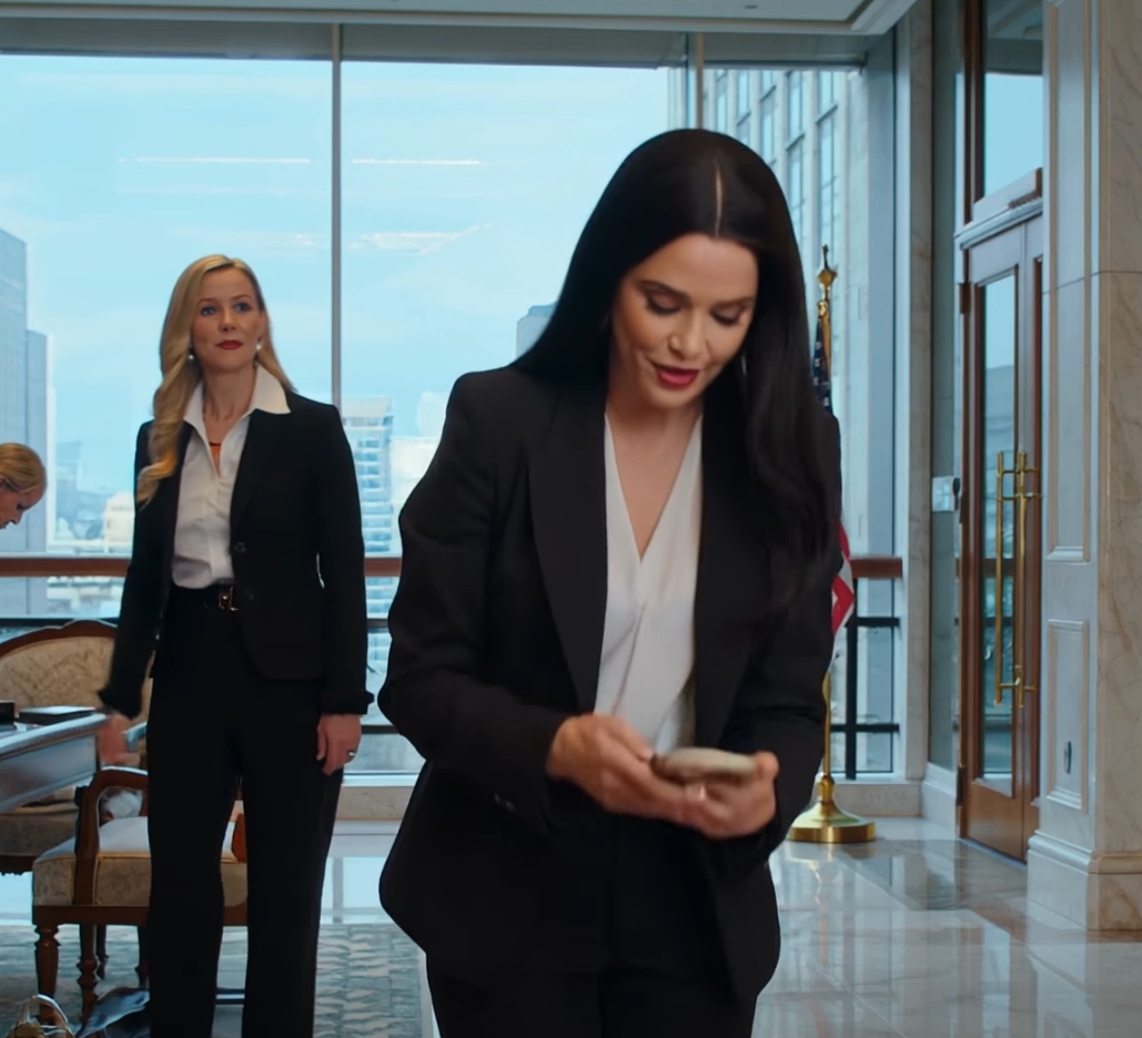 Min syster sålde i hemlighet min penthouse för att betala av hennes och hennes fästmans skulder. När jag kom tillbaka retade hon mig: ‘Grattis – nu är du hemlös.’ Jag bara log. ‘Tror du att du vann?’ sa de, och ville veta varför jag inte fick panik. Jag tittade på dem och sa lugnt, ‘Lägenheten du faktiskt äger…’ Deras leenden försvann. – Nyheter