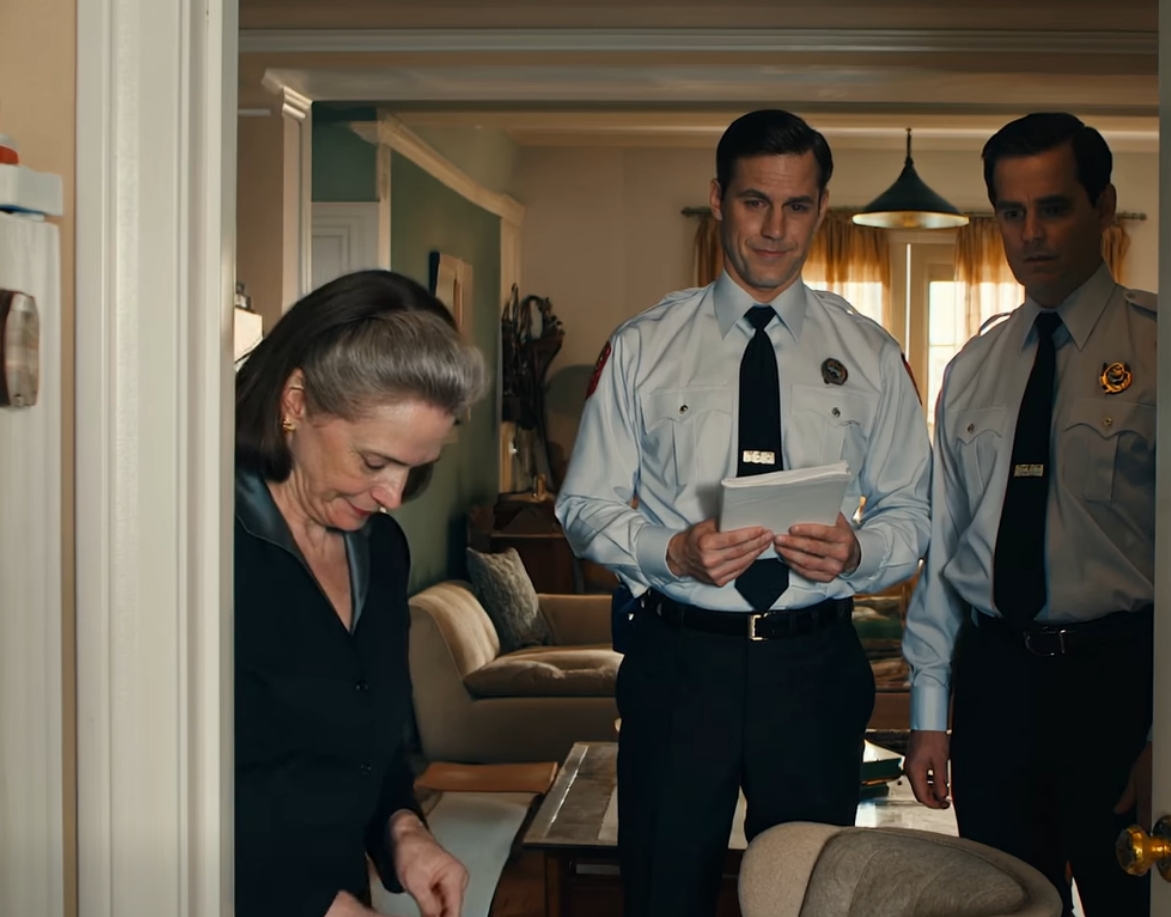 Vid min sons begravning lutade sig min svärdotter nära kistan och viskade: “Gråt inte mer. Det här är inte din plats längre,” medan andra släktingar stirrade ner i marken som om de inte vågade titta på mig. Så jag torkade bort mina tårar, gick hem, packade tyst mina saker och gick utan att dra till mig uppmärksamhet. Redan nästa morgon, när personalen knackade på hennes dörr, förstod hon äntligen att jag inte var den hjälplösa kvinna hon alltid försökt stå emot. Jag heter Margaret Rose Chen. Jag är 68 år gammal, och för tre dagar sedan bevittnade jag hur de begravde min ende son, Daniel. Solen var så bländande på Riverside Memorial Gardens Cemetery att värmen fick sorgen att kännas overklig, som om kroppen fångats i olämpligt väder. Mina händer darrade när grannar från Chinatown stod i närheten med buketter av vita blommor och mjuka röster, och berättade historier om pojken jag uppfostrat på fjärde våningen i en byggnad utan hiss, pojken som brukade springa ärenden åt äldre och komma hem doft av bilolja och vänlighet. Jessica stod bredvid mig, med designersolglasögon, och skrev på sin telefon som en metronom. Inga tårar. Ingen darrande röst. Bara otålighet förklädd till sorg. När bönerna var slut och alla kramade mig, grep hon tag i min arm, naglarna grävde sig in i hennes tunna svarta klänning, och fräste att vi behövde “prata affärer”, som om mitt barn var en färdig affär. Tillbaka i min lägenhet var luften fylld av den vanliga doften av dumplings och ris i vårt samhälle när någon dör—mat som ett uttryck för kärlek, mat som bevis på att du fortfarande hör hemma här. Jag satt i den gamla fåtöljen där min man hade dött tolv år tidigare, tom av utmattning, och väntade på att rummet skulle vara tomt eftersom jag kunde känna hur hon räknade minuterna. När den sista grannen hade gått och fönsterlampan blev orange, kom Jessica in, klädd i en knallröd tröja som om hon gått in i nästa kapitel i sitt liv. Hon korsade armarna, såg in i mina svullna ögon som om min sorg var en plåga, och sa att jag hade en månad på mig att lämna huset jag bott i i fyrtio år. Sedan öppnade hon min kökslåda, tog ut en mapp och lade den på bordet som ett slutgiltigt domslut, pekande på en sida där det stod att Daniel hade överfört ägandet av lägenheten till henne. Jag satte på mig glasögonen och stirrade på handstilen. Det såg ut som min sons namn, men jag kände inte att det var min sons. Handstilen var för försiktig, för tveksam, som om någon ritat ett liv de inte förtjänade. Jessica sa att Daniel hade gjort det för två månader sedan. Hon sa att han var i trubbel. Hon sa att försäljningen av huset var hennes enda alternativ. Jag visste att det var en lögn så fort det kom ur hennes mun, för min son är typen som alltid betalar tidigt och håller sina löften även när det är svårt. Jag skrek inte. Jag bad inte. Hon trodde att jag var en fattig änka som var tvungen att sy kläder för några ören och betala bussen eftersom hon inte hade något annat val. Hon trodde att jag inte hade någonstans att ta vägen, ingen att ringa, inget stöd. När jag nickade och sa, “Okej,” var hennes lättnad flyktig, girig, omisskännlig. Jag gick till garderoben, tog fram den lilla övernattningsväskan jag alltid hade redo när familjen hälsade på, och drog igen dragkedjan långsamt och försiktigt, som om jag packade en version av mig själv som hon aldrig förtjänade att se. “Ska du gå nu, mamma?” frågade hon, plötsligt orolig, som om hon behövde att jag stannade kvar på scenen för en scen hon kunde utantill. Vid dörren vände jag mig om och gav det minsta, sorgligaste leendet. “Du får se,” sa jag. Hon fnissadeledde efter att jag gått, säker på att hon hade vunnit. Den natten sov jag på ett rent hotell på andra sidan staden. Innan jag slöt ögonen ringde jag Linda Chong, advokaten som försvarat min familj i femton år, och berättade varje ord Jessica sagt, varje självgod liten detalj. Linda tröstade mig inte. Hon slösade inte sin tid. Hon sa bara, “Gå och lägg dig, Margaret. Jag tar hand om allt imorgon bitti.” Och nästa dag, medan Jessica gick runt i min lägenhet som om hon hade erövrat den, fick hon inget artigt besök av en fastighetsmäklare. Hon fick tre knackningar så högt att dörren skakade, och två utredare stod i korridoren och frågade efter mitt namn. Hon trodde att hon raderade minnet av en äldre kvinna. Hon insåg inte att hon hade hamnat i en situation där varje detalj skulle avslöjas. Och hon förstod inte hur mycket tålamod en sörjande mamma kan ha när hon inte har något kvar att förlora. Läs hela artikeln nedan