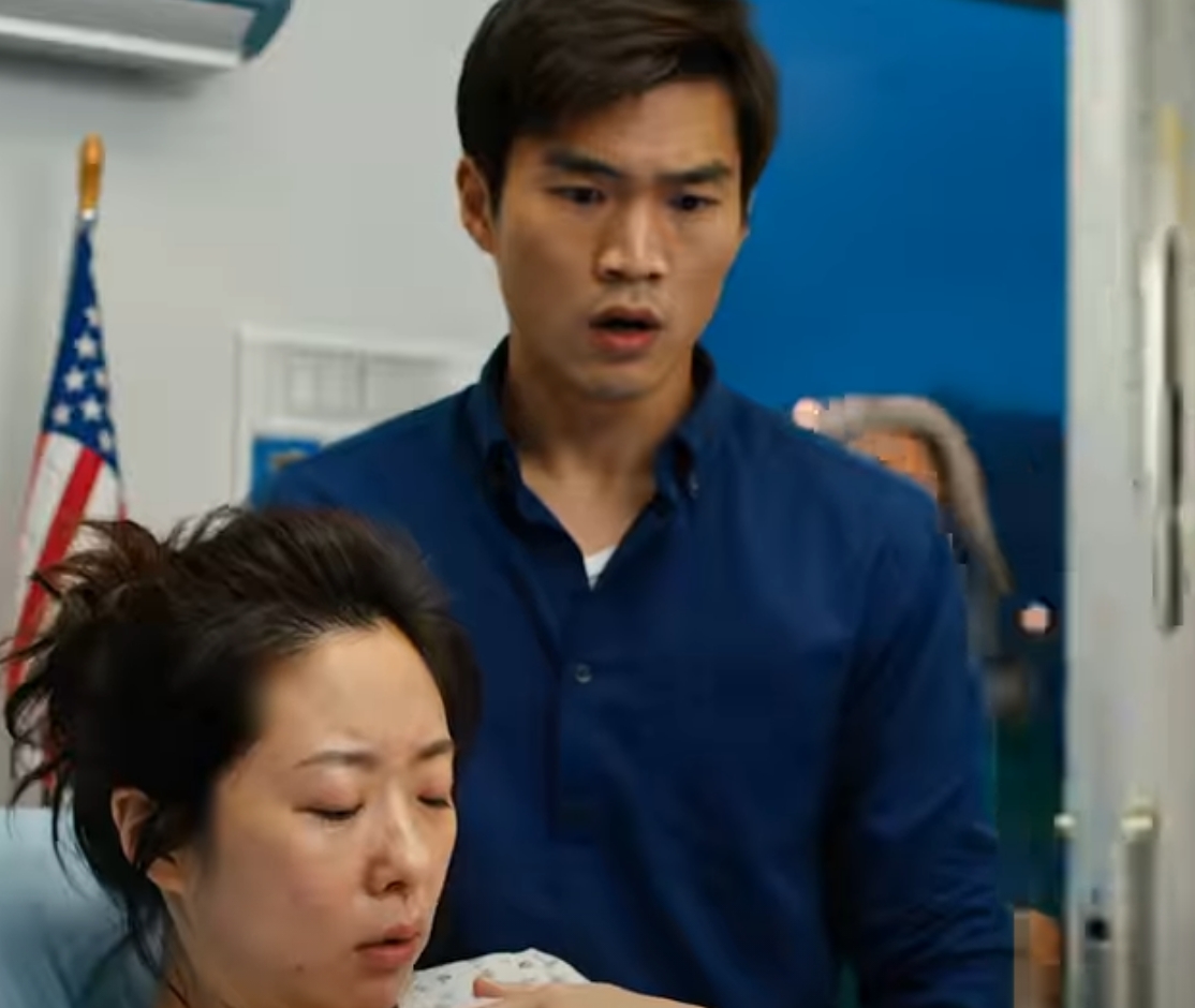 Jag var i förlossning när min svärmor stormade in i förlossningsrummet och skrek att mitt barn tillhörde hennes dotter, hon försökte rycka bort honom från mitt bröst medan min man bara stod där, stel, sjuksköterskan drog genast bort henne – men det var för sent, barnet rörde sig inte, och plötsligt…