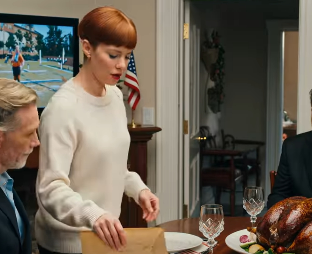 Vid Thanksgiving tog föräldrarna bort min plats från bordet, min mamma sa: “det finns inget utrymme för besvikelser,” när jag gick ut släppte jag ett kuvert på pappas tallrik och sa: “glad Thanksgiving, jag vet äntligen varför du hatar mig,” rummet blev tyst, det de upptäckte sedan fick 23 släktingar att flämta…