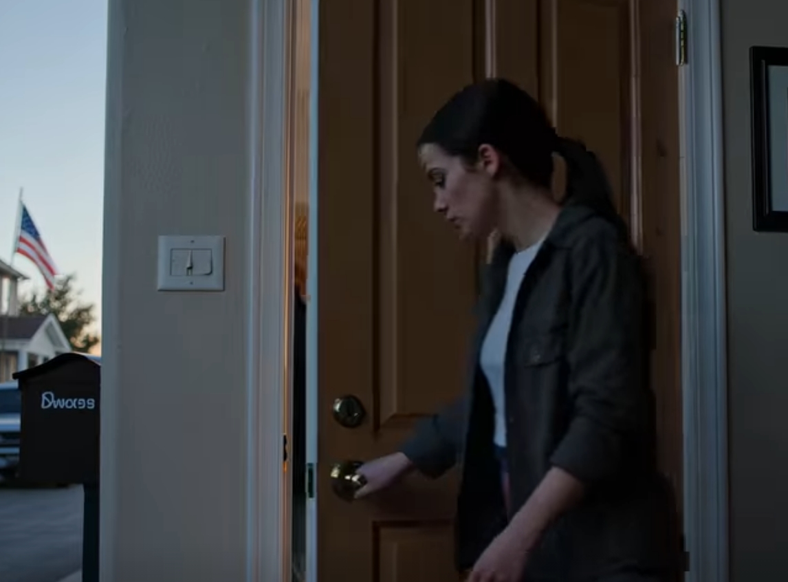 Efter att ha betalat 9 000 dollar för min systers terminsavgift kom jag hem och fann mitt rum tomt; Mamma sa, “Ditt jobb är klart. Ut!” Och kastade ett glas på mig; Veckor senare började min pappa ringa mig frenetiskt för att…